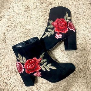 Floral Appliqué Black Heeled Booties Womens Size 9
